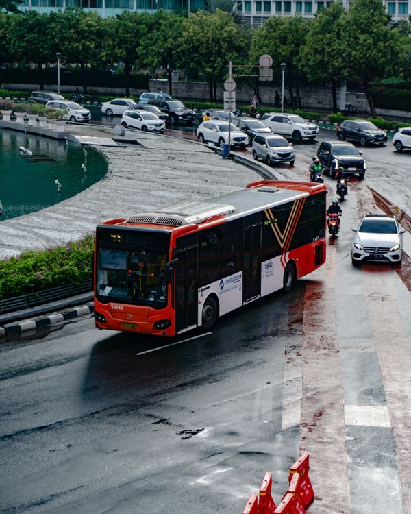 Dari Motor ke Transportasi Umum Beginilah Cara Warga Kota Menekan Biaya Perjalanan