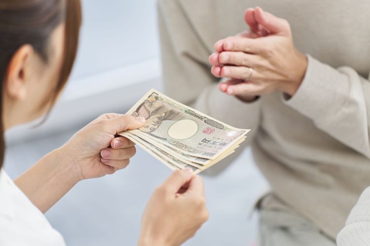 Butuh Dana Mendesak, Mending Meminjam ke Teman atau Keluarga? 